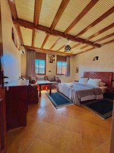 Una cama o camas en una habitación de hotel arganier tafraoute