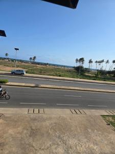 コトヌーにあるCHROME Résidences Fidjrossè PLAGEの高速道路でバイクに乗っている人