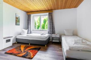 ヴァンダンスにあるhomy MontaVista - 300m zur Golmerbahnの窓のある部屋にベッドが2つある