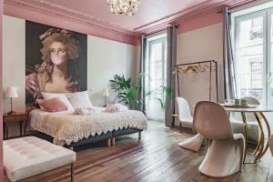 a bedroom with a painting of a woman on the wall at O'fil de soi e in Charlieu +45 photos