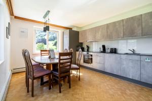 ヴァンダンスにあるhomy MontaVista - 300m zur Golmerbahnの部屋にテーブルと椅子のあるキッチン