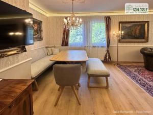 ein Wohnzimmer mit Tisch und Couch in der Unterkunft Schloss Seeburg in Seeburg