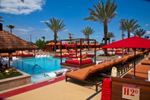 een zwembad in een resort met banken en een waterpark bij Golden Nugget Biloxi in Biloxi