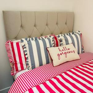 Ένα ή περισσότερα κρεβάτια σε δωμάτιο στο Bear Cottage - Waterfall Country +58 φωτογραφίες