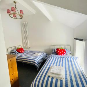 zwei Betten mit Äpfeln darauf in einem Zimmer in der Unterkunft Bear Cottage - Waterfall Country in Glyn Neath