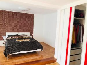 Katil atau katil-katil dalam bilik di Apartma center