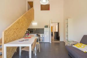 Η κουζίνα ή μικρή κουζίνα στο Gîte de la Gare 2 +12 φωτογραφίες