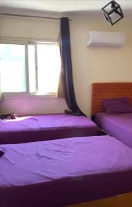 Rúm í herbergi á شاليه ارضي غرفتين و2 تواليت لاجولي العين السخنه عائلات فقط +5 myndir