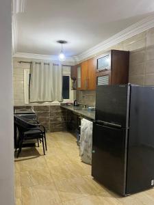 Eldhús eða eldhúskrókur á شاليه ارضي غرفتين و2 تواليت لاجولي العين السخنه عائلات فقط