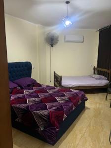 Rúm í herbergi á شاليه ارضي غرفتين و2 تواليت لاجولي العين السخنه عائلات فقط