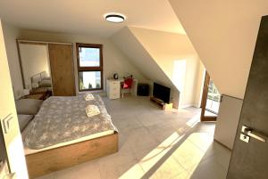 una camera da letto con un letto e una televisione di Przytok Golf Resort a Przylok