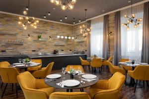 a restaurant with tables and chairs and a bar at Magister Apartmanház in Cserépfalu
