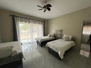 Postel nebo postele na pokoji v ubytování No 80 At Erasmus + 31 fotografií