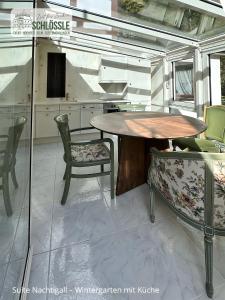 ein Esszimmer mit Tisch und Stühlen in einer Küche in der Unterkunft Schloss Seeburg in Seeburg