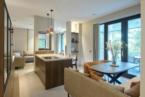 a kitchen and living room with a table and chairs at Droomsuites Texel 4 personen by Droomvilla in Den Burg