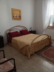レッジョ・ディ・カラブリアにあるSweet Apartamentのベッドルーム1室(大型ベッド1台、赤い枕付)