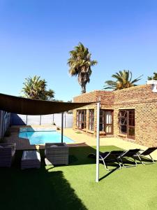 Πισίνα στο ή κοντά στο Hideaway-Poolside Comfort cottage 3km to the Beach