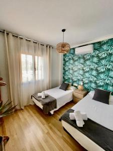 Ένα ή περισσότερα κρεβάτια σε δωμάτιο στο FENALS BEACH&CHIC, Boutique Apartament with parking, full equipped near the beach +43 φωτογραφίες