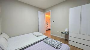 Ένα ή περισσότερα κρεβάτια σε δωμάτιο στο Rare House 1