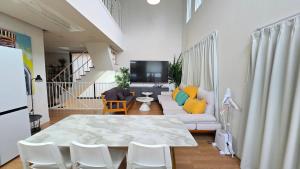 Μια τηλεόραση ή/και κέντρο ψυχαγωγίας στο Rare House 1