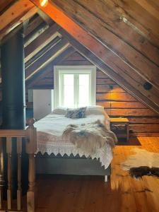 Ένα ή περισσότερα κρεβάτια σε δωμάτιο στο Charming House In An Old Barn By The Lighthouse