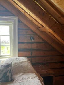 Ένα ή περισσότερα κρεβάτια σε δωμάτιο στο Charming House In An Old Barn By The Lighthouse