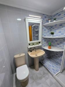 Koupelna v ubytování Piso céntrico a 100 metros del Mar + 5 fotografií
