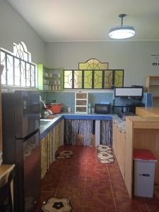 een keuken met een koelkast en een aanrechtblad bij The World in Valencia