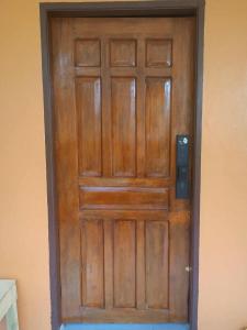 een houten deur in een kamer met bij The World in Valencia