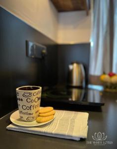 une tasse de café posée sur un comptoir à côté de quelques aliments dans l'établissement White Lotus Apartments, à Dankotuwa 5 autres photos