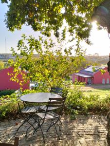 NapierにあるThe Restio Country Guesthouseの赤い建物前の椅子 +37枚の写真