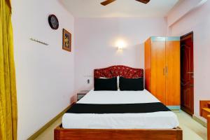 Giường trong phòng chung tại Collection O Terra Hotel Mogappair