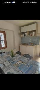 Una cocina con una mesa y sillas en una habitación. en Lucky House, en Muravera