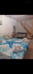 Un dormitorio con una cama con toallas. en Lucky House, en Muravera