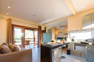 a kitchen and living room with a couch and a table at Lofts Corujinha Paraty in Paraty