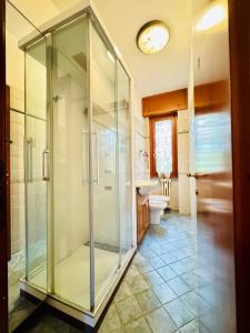 米兰Milan Parco Nord Casa的带马桶的浴室里的玻璃淋浴间