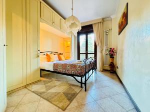 米兰Milan Parco Nord Casa的一间带床和吊灯的卧室