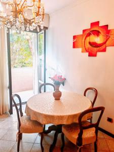 米兰Milan Parco Nord Casa的餐桌、椅子和花瓶