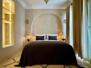 Un dormitorio con una cama y una ventana grande. en Riad Dar More, en Marrakech 48 fotos más