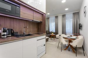 a kitchen and dining room with a table and chairs at Magister Apartmanház in Cserépfalu