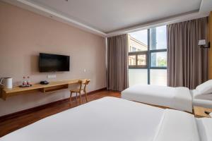 Giường trong phòng chung tại Meiwan Inn