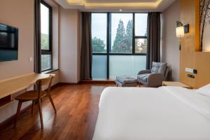 Giường trong phòng chung tại Meiwan Inn