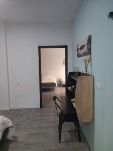 una camera da letto con specchio e sedia di chambres dans maison vigneronne a Peyriac-de-Mer