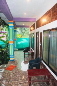 ゴカルナにあるKudle Heavenの壁画のあるリビングルーム