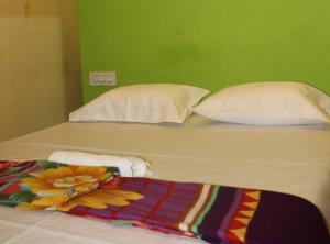 ゴカルナにあるKudle Heavenのベッド1台(枕2つ、毛布付)