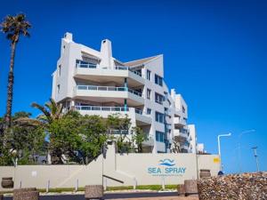 ein großes weißes Gebäude mit einem Acean-Standby-Schild darauf in der Unterkunft The Continental Sea Spray in Cape Town