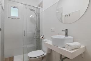 ein weißes Badezimmer mit Waschbecken und Dusche in der Unterkunft Casa rural El Moral in Prado del Rey + 18 Fotos