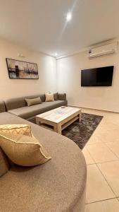 una sala de estar con un sofá y una mesa en Modern Flat in Khouribga, en Khouribga