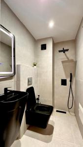 y baño con lavabo negro y ducha. en Modern Flat in Khouribga, en Khouribga 12 fotos más