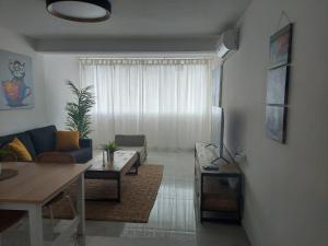 海法דירת נופש על הים בחיפה的带沙发和桌子的客厅